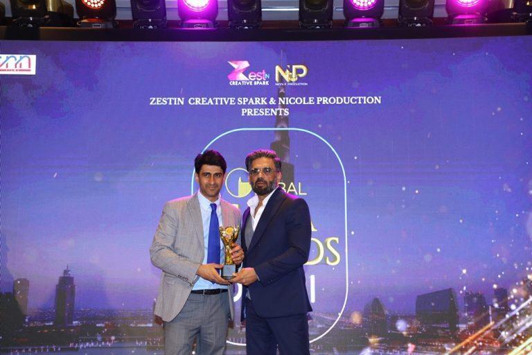 Bollywood Superstar Suniel Shetty presents “Media Strategist of the year” award 2024 to Vasu Jit Kalia